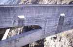 Exemples de dgts apparents - Pont de Gueuroz, VS, Nov. 1994 - Eclatement du bton, armature mise  nu, paufrures et coulures